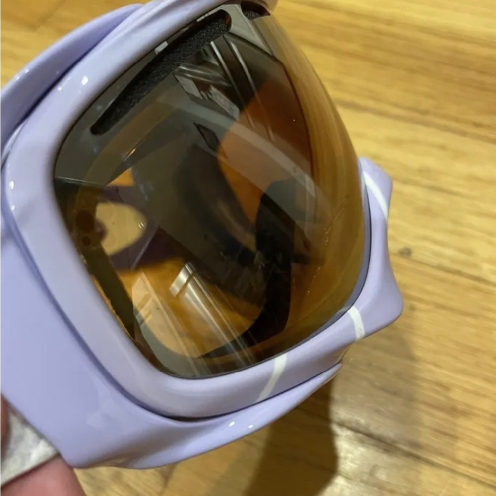 Oakley ski goggles. Only worn a few times.
